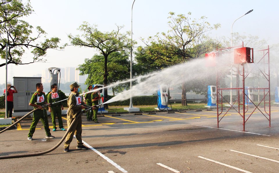 C&ocirc;ng an quận Ho&agrave;ng Mai diễn tập PCCC. Ảnh AT