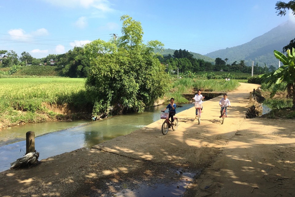 Đường đến trường của các em học sinh tại xã dân tộc miền núi Khánh Thượng (huyện Ba Vì). Ảnh: Lâm Nguyễn