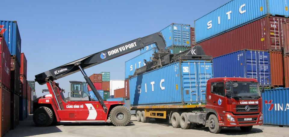 Bốc hàng hóa xuất khẩu tại cảng Đình Vũ, Hải Phòng. Ảnh: Việt Dũng