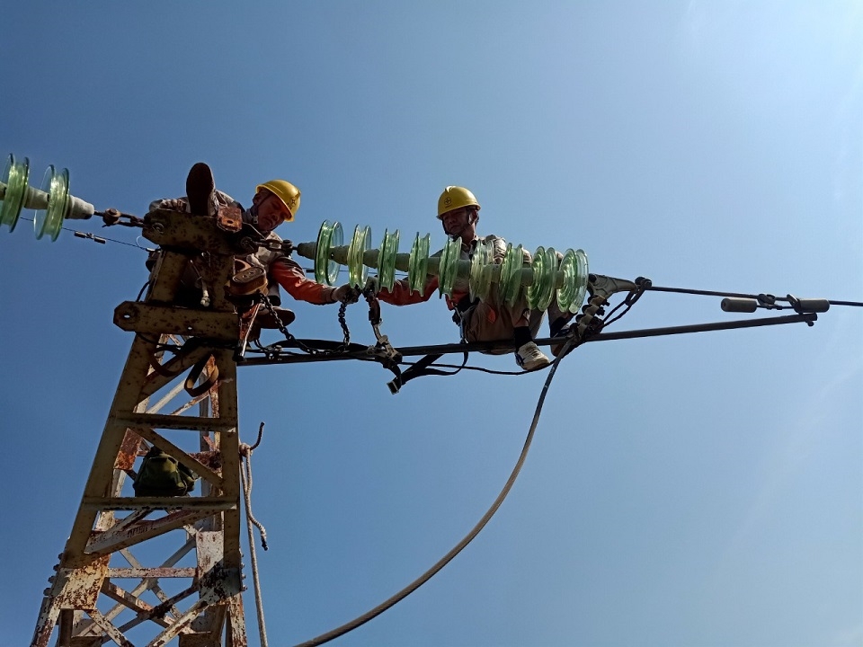 Công nhân Đội Quản lý vận hành lưới điện Cao thế (Công ty Điện lực Quảng Ninh) bảo dưỡng đường dây 110 kV. Nguồn: EVN NPC