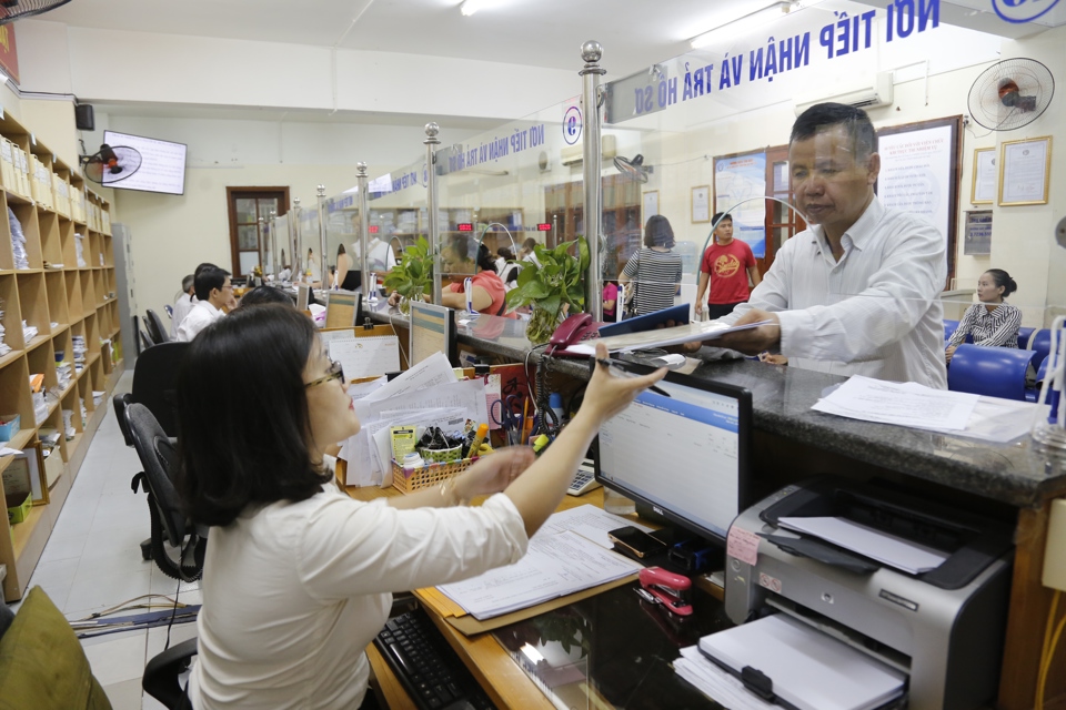 Giải quyết thủ tục hành chính cho người dân tại Bảo hiểm xã hội Hà Nội. Ảnh: Hải Linh