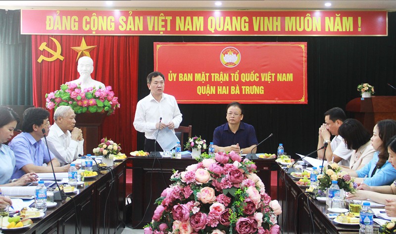 Ph&oacute; Chủ tịch Ủy ban MTTQ Việt Nam TP H&agrave; Nội Đ&agrave;m Văn Hu&acirc;n chủ tr&igrave; buổi l&agrave;m việc