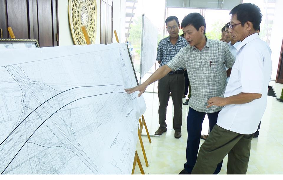 Huyện Thường Tín công khai Bản đồ quy hoạch Dự án đường Vành đai 4 - Vùng Thủ đô Hà Nội tại xã Hồng Vân. Ảnh: Công Tâm