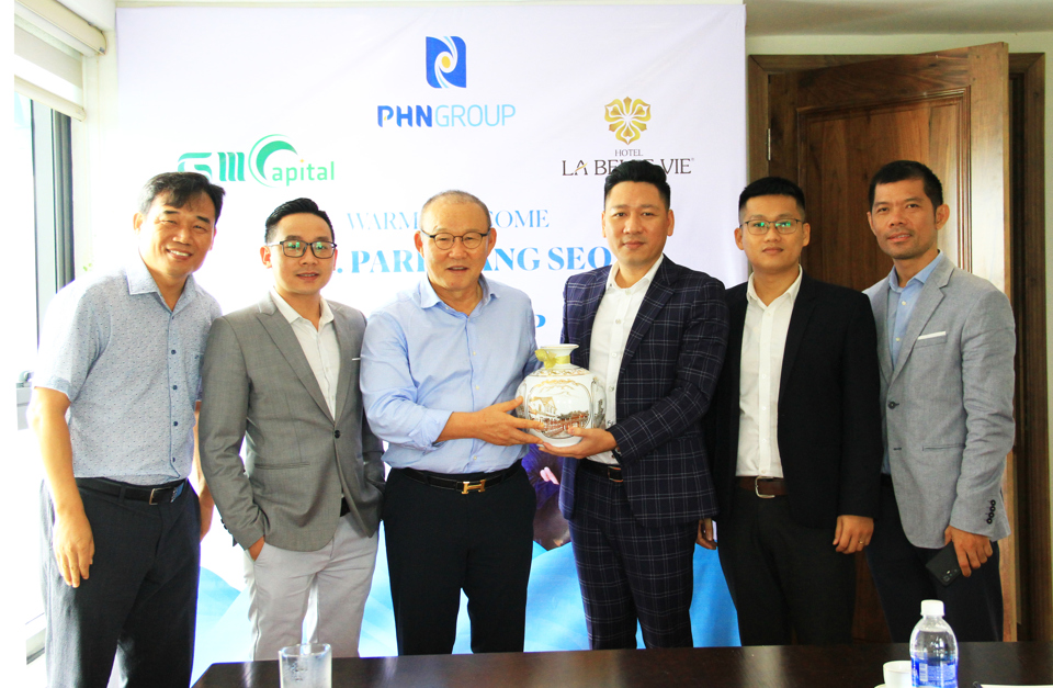 L&atilde;nh đạo PHN Group tặng qu&agrave; lưu niệm cho HLV Park Hang-seo.