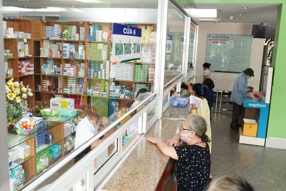 Người bệnh mua thuốc tại Bệnh viện đa khoa Đức Giang. Ảnh Phạm H&ugrave;ng&nbsp;