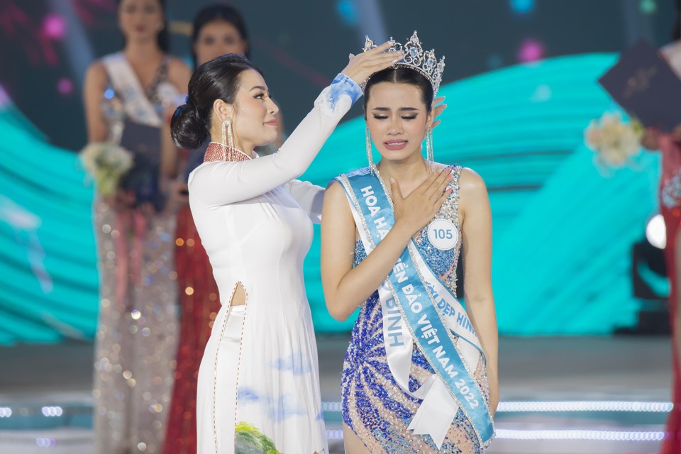 Khoảnh khắc đăng quang của Hoa hậu Biển đảo Việt Nam Đinh Như Phương.