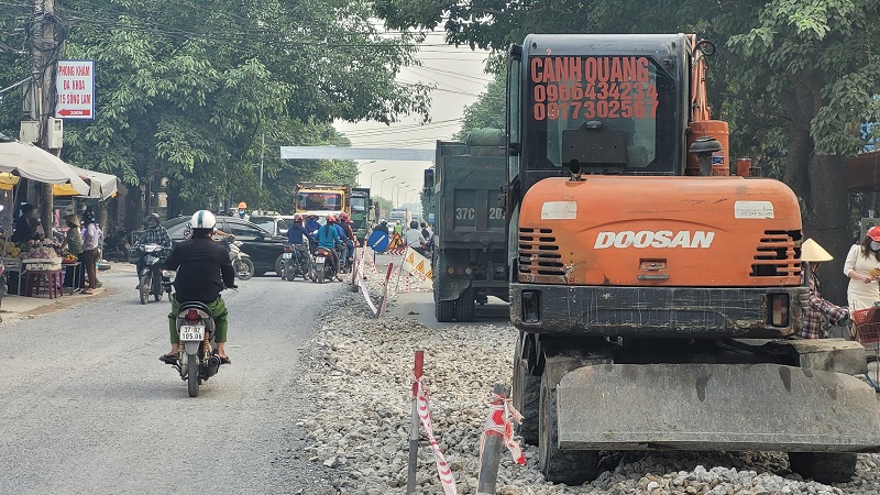 &nbsp;C&aacute;c phương tiện tham gia giao th&ocirc;ng hoạt động lộn xộn đoạn qua chợ Vực, tiềm ẩn nguy cơ xẩy ra tai nạn