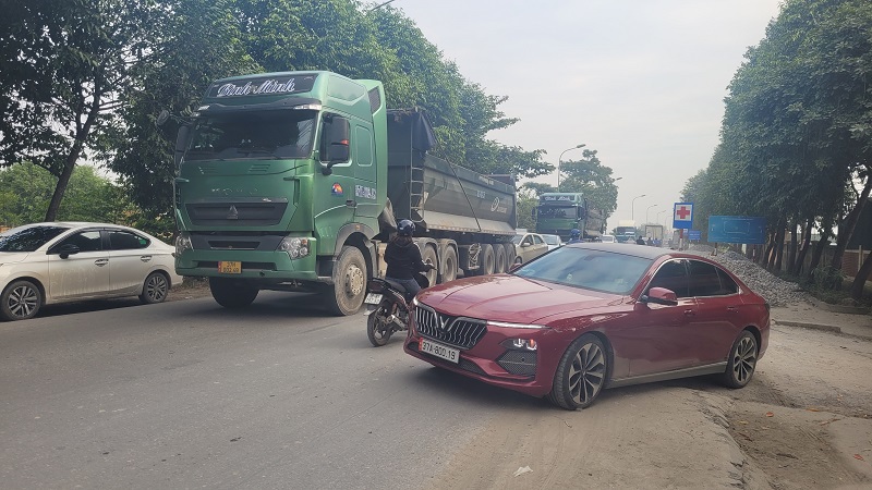 H&agrave;ng trăm phương tiện tham gia giao th&ocirc;ng&nbsp;nối đu&ocirc;i nhau tr&ecirc;n tuyến tỉnh lộ 542C&nbsp;