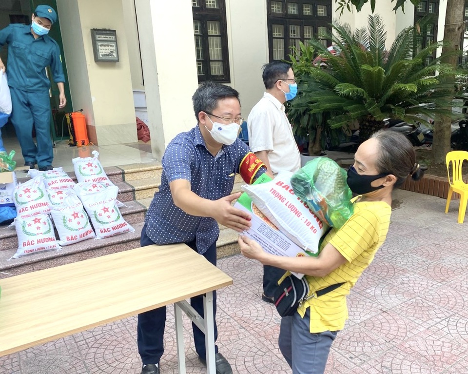 Anh Phạm Mạnh Linh tham gia cấp phát nhu yếu phẩm cho người dân tạiUBNDphường LángHạ.