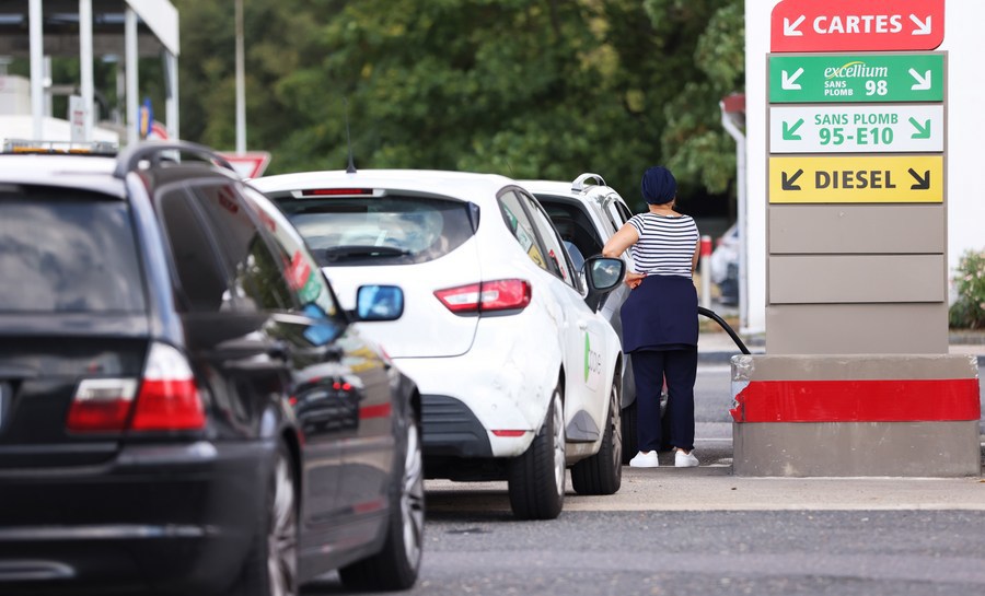 Xe ô tô xếp hàng chờ đổ nhiên liệu tại mộttrạm xăng gầnThủ đô Paris, Pháp ngày 18/8/2022. Ảnh: Xinhua
