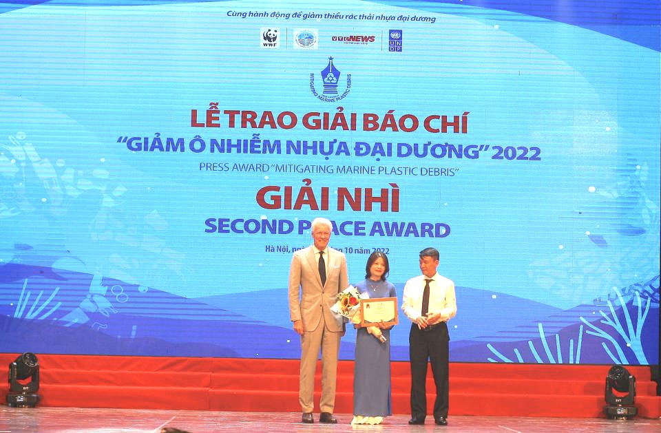 Gi&aacute;m đốc Bảo tồn của WWF-Việt Nam&nbsp;Bill Possiel trao giải cho t&aacute;c giả đạt giải Nh&igrave; tại cuộc thi.