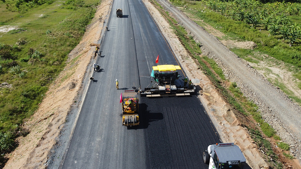 Tập đo&agrave;n Sơn Hải xin bảo h&agrave;nh 10 năm c&aacute;c dự &aacute;n cao tốc đang thực hiện. Ảnh: Trung Vũ.