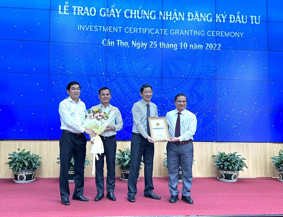 L&atilde;nh đạo TP Cần Thơ trao Giấy chứng nhận đầu tư dự &aacute;n cho đại diện C&ocirc;ng ty&nbsp;Li&ecirc;n doanh TNHH Khu c&ocirc;ng nghiệp Việt Nam - Singapore. Ảnh: Hồng Thắm