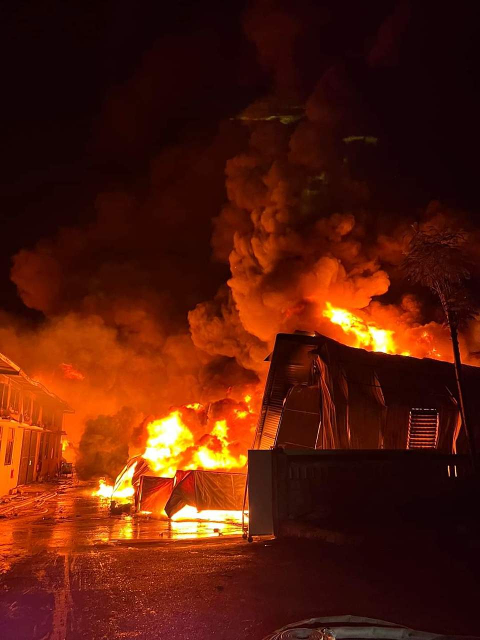 Cháy dữ dội tại kho xưởng ở huyện Thanh Oai - Ảnh 2