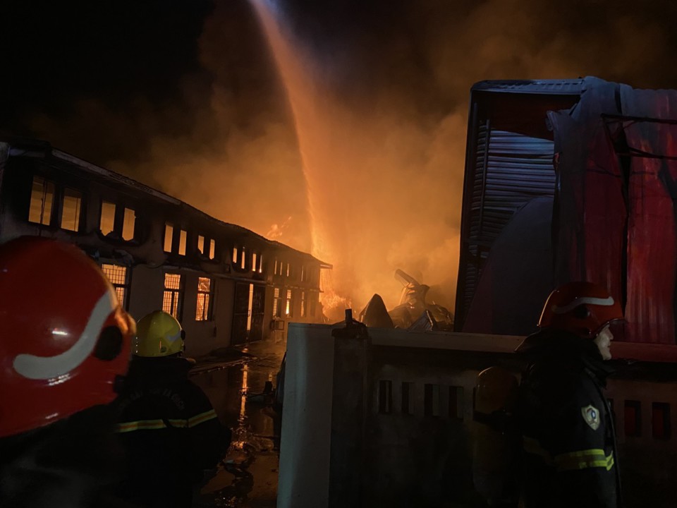 Cháy dữ dội tại kho xưởng ở huyện Thanh Oai - Ảnh 1