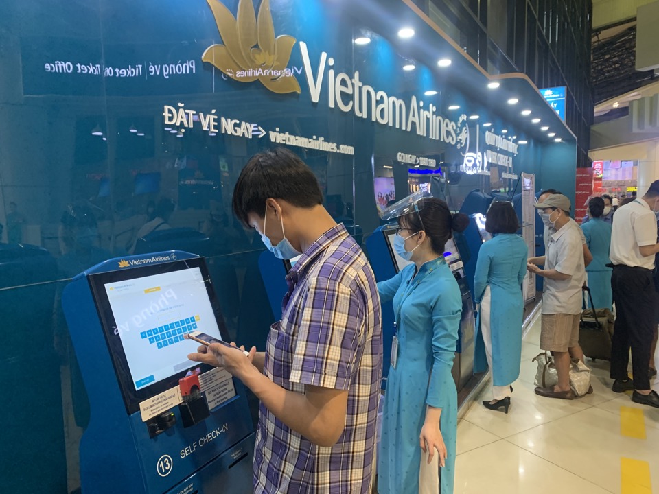 Khách hàng làm thủ tục nhận vé tại sân bay quốc tế Nội Bài. Ảnh: Phạm Hùng