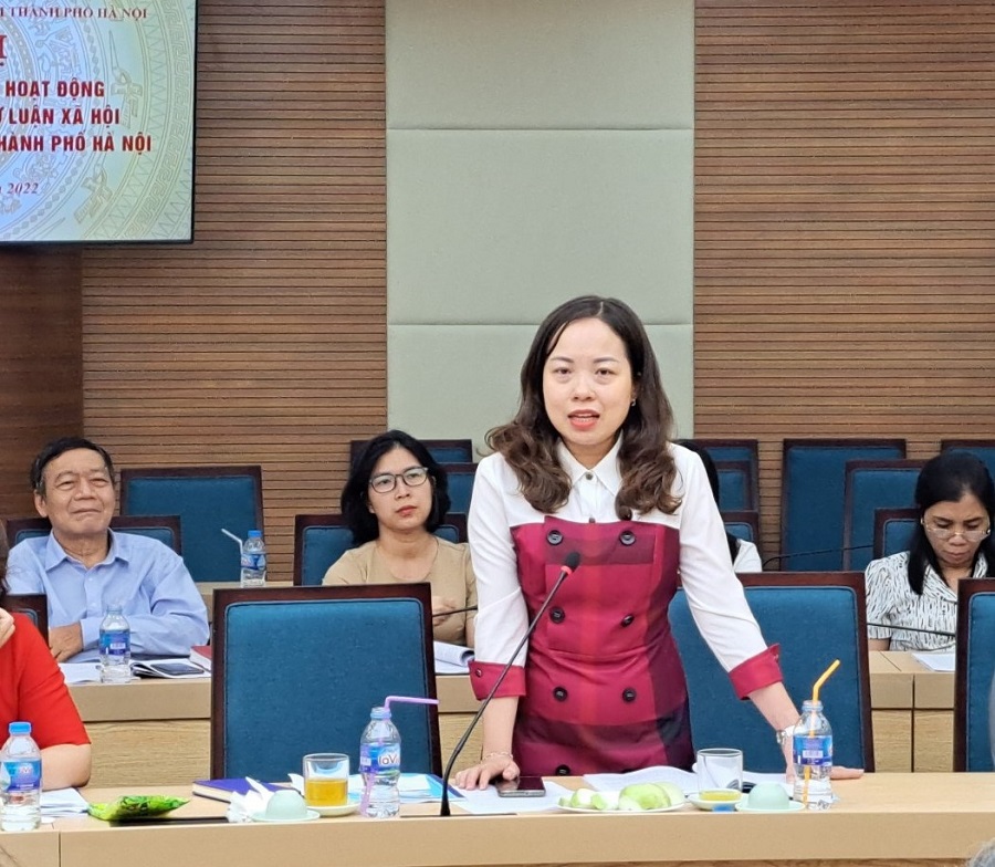 Đại diện Ban Thường trực Ủy ban MTTQ Việt Nam quận Hai B&agrave; Trưng Nguyễn Hiền Phương tham luận tại Hội nghị