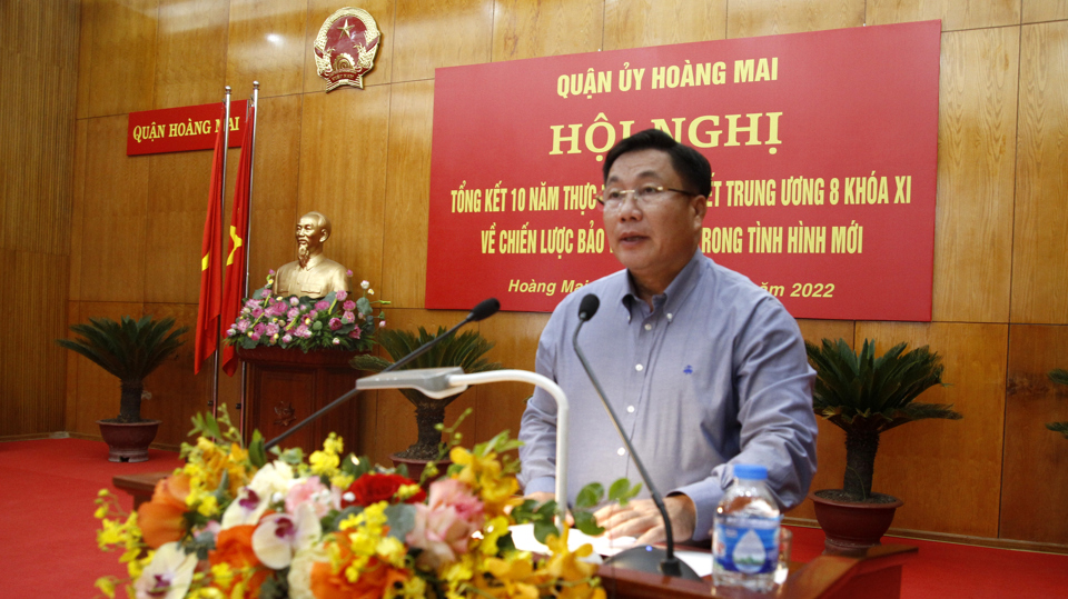 &Ocirc;ng Nguyễn Quang Hiếu - B&iacute; thư Quận ủy, Chủ tịch HĐND quận Ho&agrave;ng Mai ph&aacute;t biểu tại hội nghị.