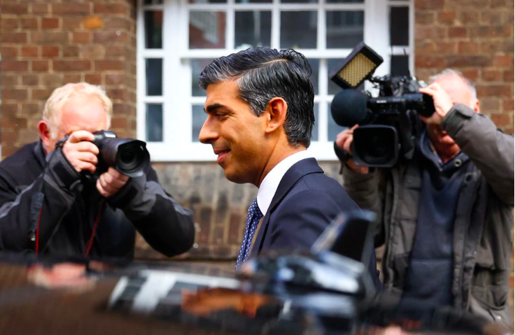 T&acirc;n thủ tướng Anh Rishi Sunak đang bước đi cạnh trụ sở đảng Bảo thủ ở trung t&acirc;m London sau khi được c&ocirc;ng bố l&agrave; người chiến thắng trong cuộc bỏ phiếu bầu l&atilde;nh đạo đảng h&ocirc;m 24/10. Photo: Reuters