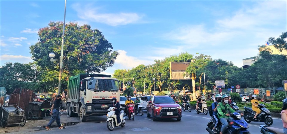 Xe vận chuyển rác trên đường Lê Văn Lương giờ cao điểm.