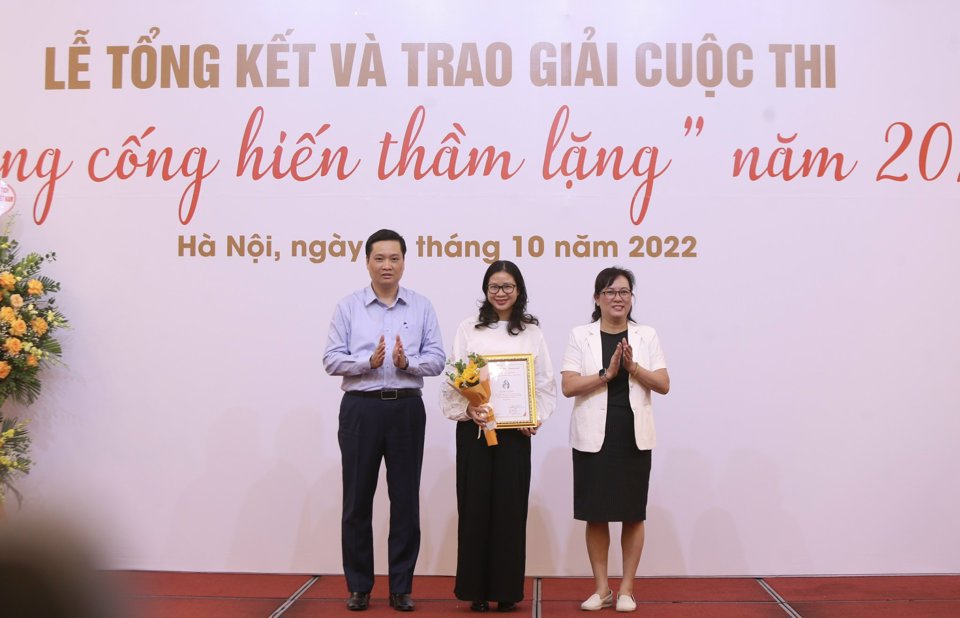 Ph&oacute; Gi&aacute;m đốc Sở Th&ocirc;ng tin v&agrave; Truyền th&ocirc;ng Nguyễn Thị Mai Hương, Ph&oacute; Gi&aacute;m đốc Sở LĐTB&amp;XH H&agrave; Nội Nguyễn Quốc Kh&aacute;nh trao thưởng cho đại diện t&aacute;c giả, nh&oacute;m t&aacute;c giả c&oacute; t&aacute;c phẩm đạt giải Ba. Ảnh: Ngọc T&uacute;.