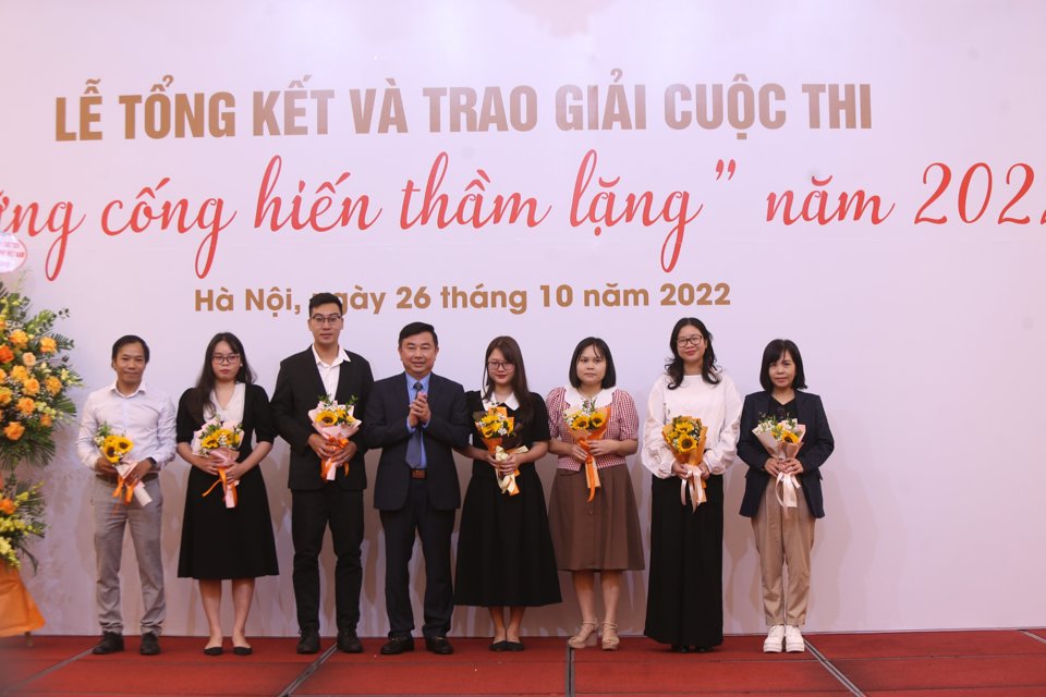 Tổng bi&ecirc;n tập b&aacute;o Kinh tế v&agrave; Đ&ocirc; thị Nguyễn Minh Đức trao thưởng cho 14 t&aacute;c giả, nh&oacute;m t&aacute;c giả c&oacute; t&aacute;c phẩm lọt v&agrave;o v&ograve;ng chung khảo. Ảnh: Ngọc T&uacute;.&nbsp;