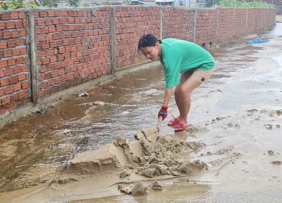 Người d&acirc;n dọn dẹp sau mỗi đợt triều cường.