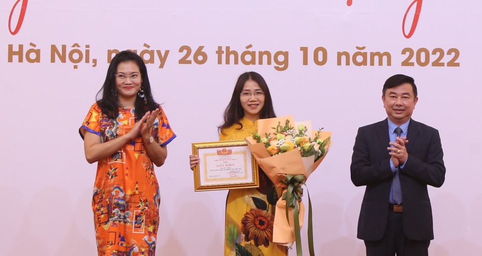 Trưởng đại diện Tổ chức AAV Ho&agrave;ng Phương Thảo v&agrave;&nbsp;Tổng bi&ecirc;n tập b&aacute;o Kinh tế v&agrave; Đ&ocirc; thị Nguyễn Minh Đức trao giải thưởng phụ cho tập thể b&aacute;o Bắc Giang đ&atilde; t&iacute;ch cực tham gia cuộc thi. Ảnh: Ngọc T&uacute;.