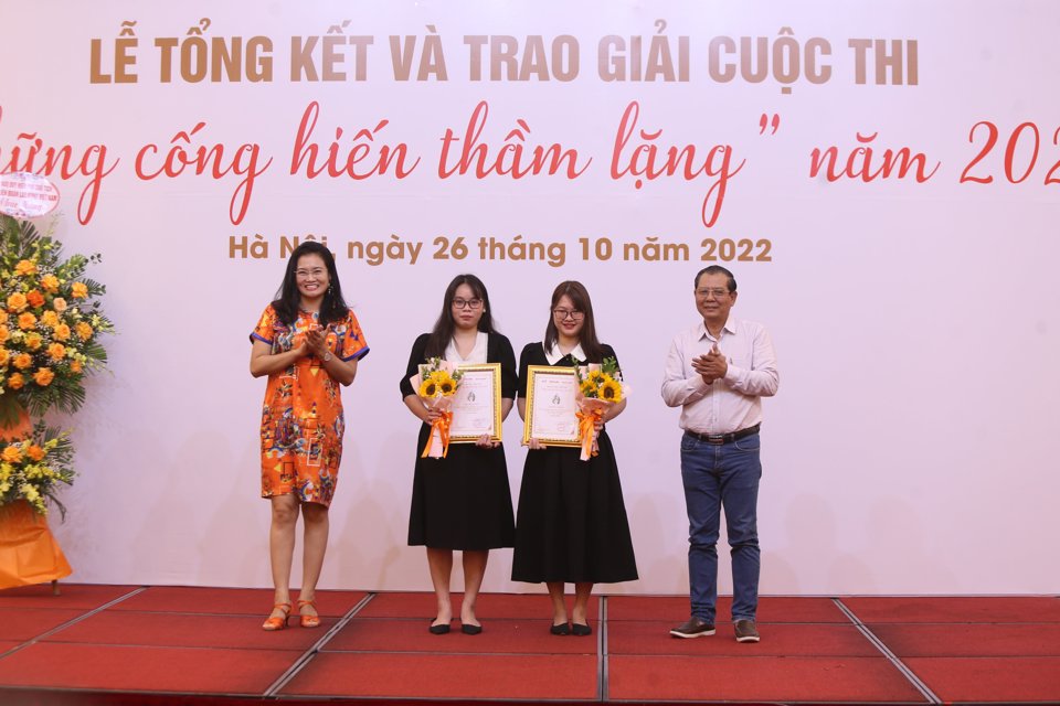 Trưởng đại diện Tổ chức AAV, Th&agrave;nh vi&ecirc;n Ban tổ chức Ho&agrave;ng Phương Thảo v&agrave;&nbsp;Chủ tịch Hội Nh&agrave; b&aacute;o TP H&agrave; Nội T&ocirc; Quang Ph&aacute;n trao thưởng cho nh&oacute;m t&aacute;c giả c&oacute; t&aacute;c phẩm đạt giải Nhất cuộc thi. Ảnh: Ngọc T&uacute;