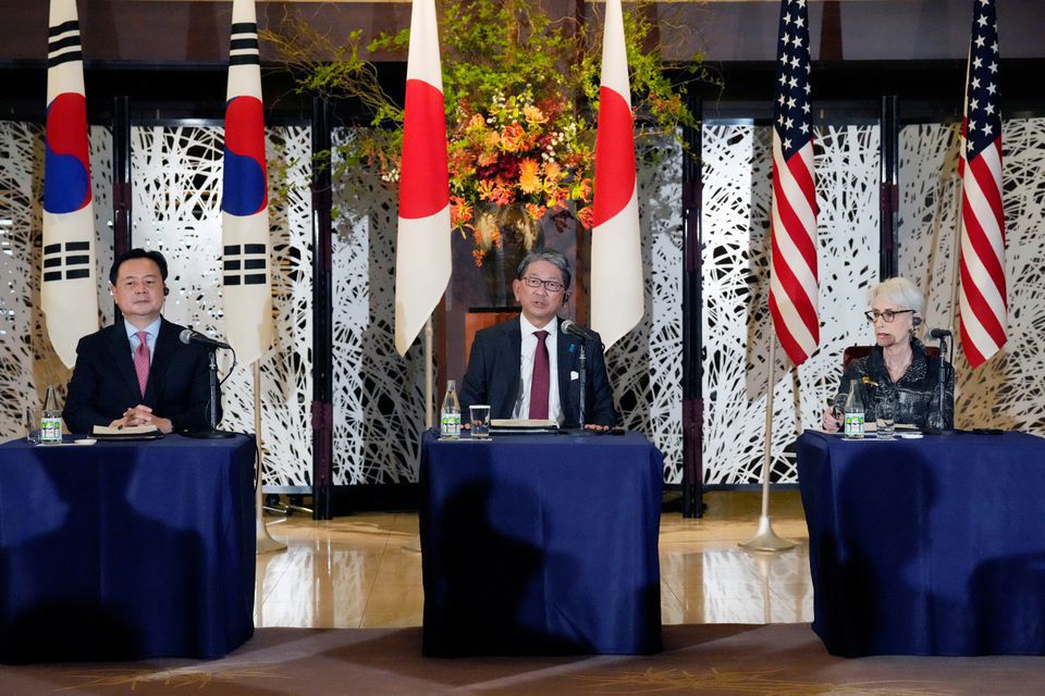 Thứ trưởng Ngoại giao H&agrave;n Quốc (tr&aacute;i), Nhật Bản (giữa) v&agrave; Mỹ tham gia họp b&aacute;o sau cuộc họp 3 b&ecirc;n ở&nbsp; Tokyo ng&agrave;y 26/10. Ảnh: Reuters&nbsp;