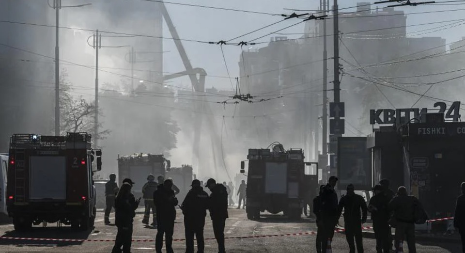Cảnh s&aacute;t đứng g&aacute;c tại khu vực xảy ra tấn c&ocirc;ng bằng m&aacute;y bay kh&ocirc;ng người l&aacute;i b&ugrave;ng nổ ở Kiev v&agrave;o ng&agrave;y 17/10/2022. Ảnh:&nbsp; Reuters