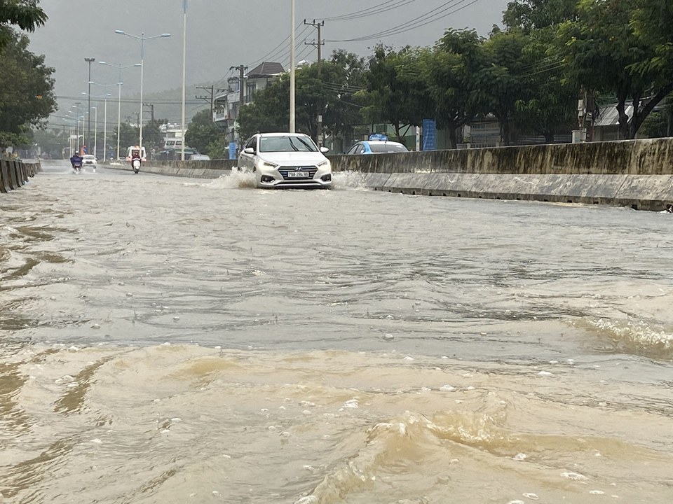 Trong s&aacute;ng 27/10, nhiều khu vực tr&ecirc;n đường Nguyễn Tất Th&agrave;nh (TP Nha Trang) bị ngập s&acirc;u. Ảnh: Trung Vũ.