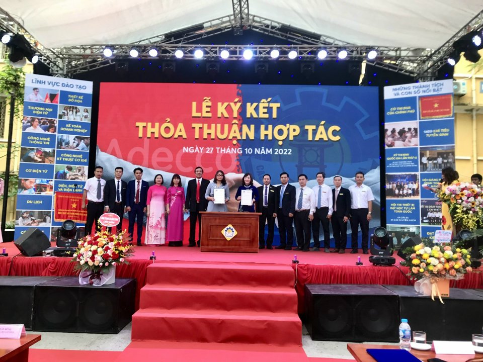 Hiệu trưởng trường Cao đẳng nghề Công nghiệp Hà Nội Phạm Thị Hường và đại diện doanh nghiệp ký kết thỏa thuận hợp tác. Ảnh: Trần Oanh.