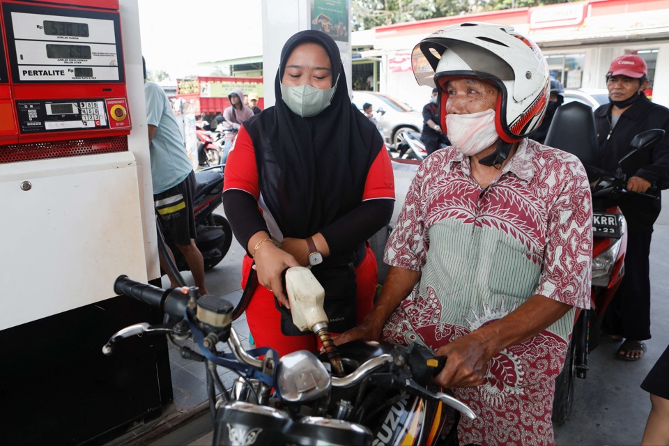 Người dân tới đổ xăng được trợ giá ở ngoại ô Jakarta, Indonesia. Ảnh: Reuters