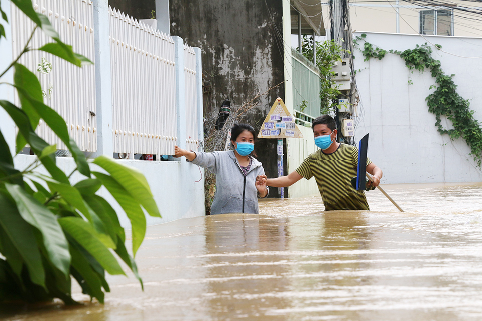 Người d&acirc;n ở khu vực ph&iacute;a T&acirc;y Nha Trang đang chống chọi với t&igrave;nh trạng nước lũ d&acirc;ng cao. Ảnh tư liệu: Trung Vũ.