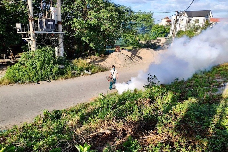 Ph&aacute;t quang cỏ dại ph&ograve;ng, chống dịch bệnh sốt xuất huyết tại huyện Ph&uacute;c Thọ.