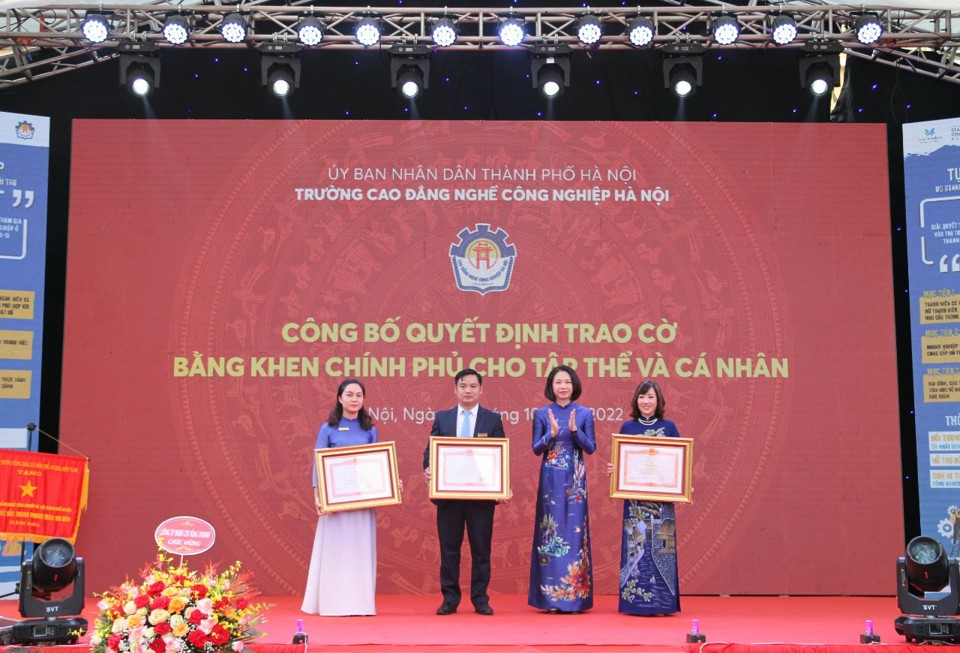 Giám đốc Sở Nội vụ Hà Nội Vũ Thu Hà trao tặng Bằng khen của Thủ tướng Chính phủ cho 1 tập thể thuộc trường và 2 cá nhân. Ảnh: Trần Oanh. 