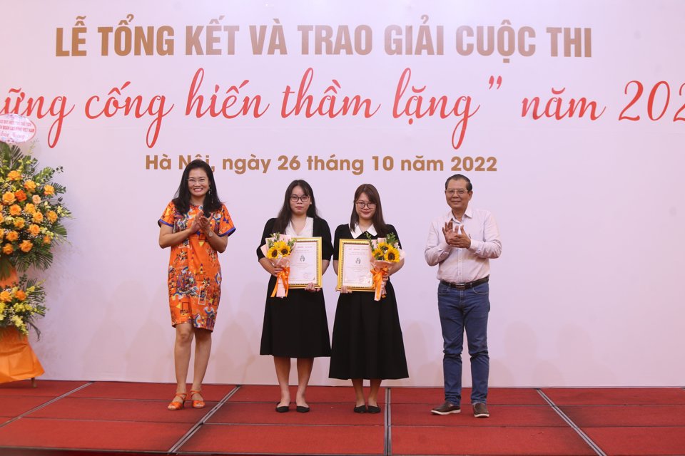 Trưởng đại diện Tổ chức AAV Ho&agrave;ng Phương Thảo v&agrave; Chủ tịch Hội Nh&agrave; b&aacute;o TP H&agrave; Nội T&ocirc; Quang Ph&aacute;n trao thưởng cho nh&oacute;m t&aacute;c giả c&oacute; t&aacute;c phẩm đạt giải Nhất cuộc thi. Ảnh: Ngọc T&uacute;