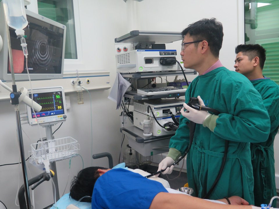 Khám, điều trị cho bệnh nhân tại Trung tâm tiêu hóa công nghệ cao, Bệnh viện Đa khoa Xanh Pôn. Ảnh: Phạm Hùng