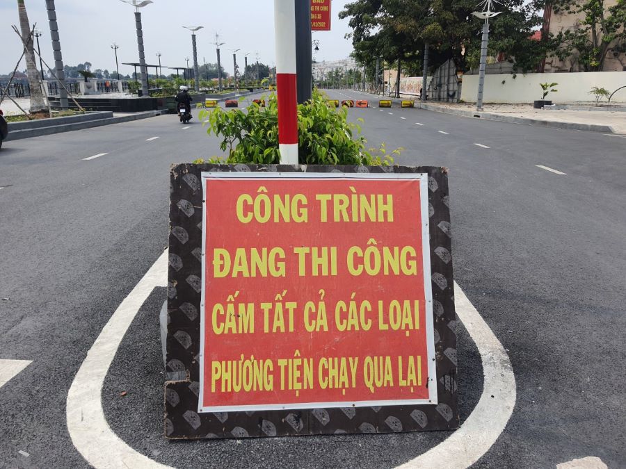 Bảng cấm xe qua lại tại c&ocirc;ng tr&igrave;nh đường Bạch Đằng nối d&agrave;i. Ảnh: L&acirc;m Thiện.