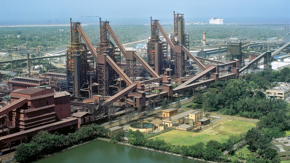 Nippon Steel v&agrave; ArcelorMittal dự kiến ​​sẽ đầu tư v&agrave;o việc mở rộng lớn c&aacute;c nh&agrave; m&aacute;y th&eacute;p Hazira ch&iacute;nh của AM/NS Ấn Độ ở bang Gujarat. Ảnh: Nikkei Asian