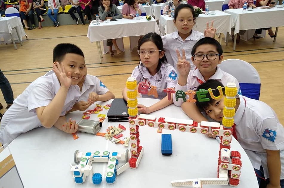 Học sinh trường Tiểu học Bà Triệu, quận Hai Bà Trưng hào hứng với sáng chế Robot