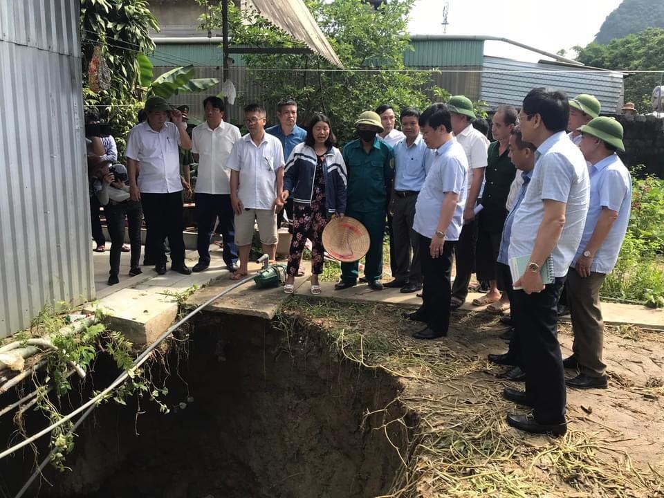 Chủ tịch tỉnh Nghệ An Nguyễn Đức Trung kiểm tra, chỉ đạo khi ở "thủ phủ" kho&aacute;ng sản Quỳ Hợp n&oacute;ng l&ecirc;n chuyện giếng trơ đ&aacute;y v&agrave; xuất hiện hố tử thần đe dọa đời sống người d&acirc;n x&atilde; Ch&acirc;u Hồng.