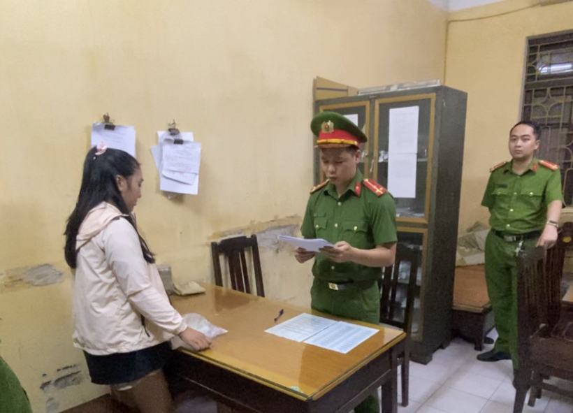 Cơ quan CSĐT C&ocirc;ng an TP Đ&agrave; Nẵng đọc lệnh bắt giữ Trần Thị Ho&agrave;ng Anh.