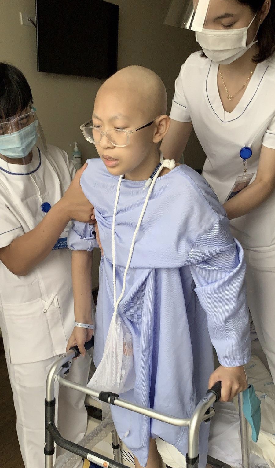 Nguyễn Mai Anh được c&aacute;c b&aacute;c sỹ, y t&aacute; chăm s&oacute;c tại bệnh viện