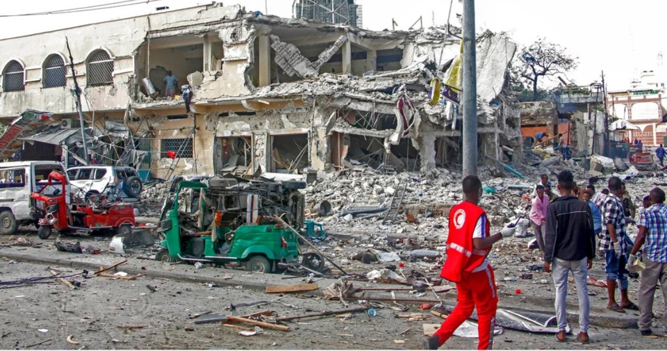 Hiện trường vụ tấn c&ocirc;ng bằng hai vụ đ&aacute;nh bom xe ở Mogadishu, Somalia, v&agrave;o ng&agrave;y 29/10. Ảnh: AP