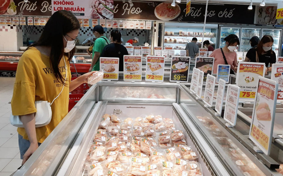 Người tiêu dùng mua thực phẩm tại siêu thị Big C. Ảnh: Hoài Nam