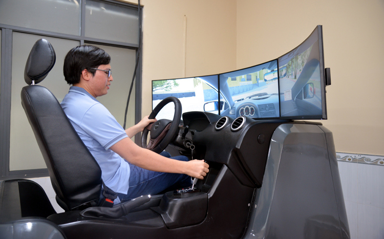 Các trung tâm đào tạo lái xe phải trang bị và sử dụng“cabin ảo” để học viên thực hành trước ngày 31/12/2022. Ảnh: Lê Linh