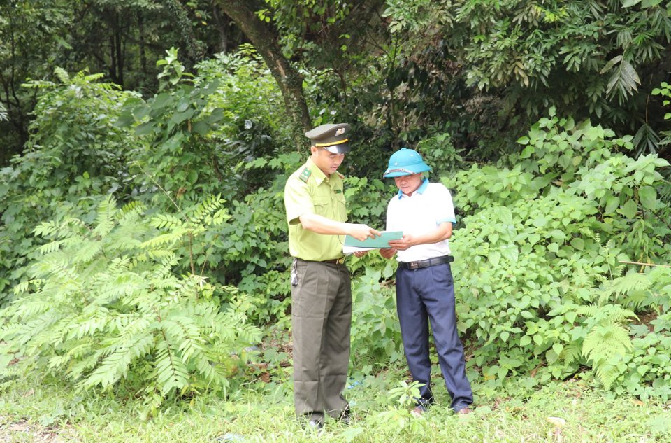 Cán bộ Hạt Kiểm lâm số 8 tuyên truyền pháp luật về bảo vệ rừng cho người dân xã Nam Phương Tiến, huyện Chương Mỹ. Ảnh: Ngọc Ánh