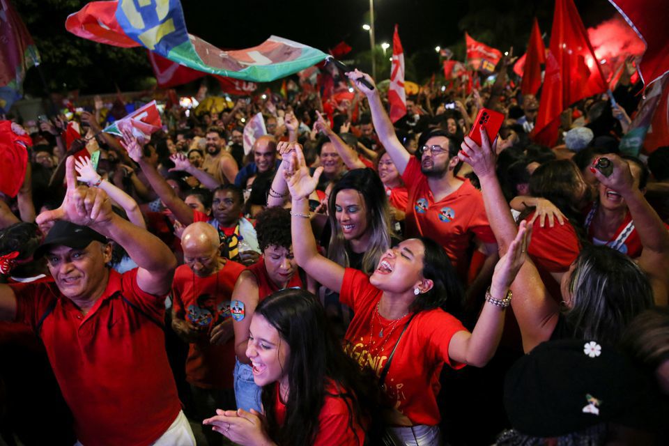Đ&ocirc;ng đảo người d&acirc;n xuống đường ăn mừng chiến thắng của cựu tổng thống Brazil&nbsp; Luiz Inacio Lula da Silva h&ocirc;m 30/10. Ảnh: Reuters